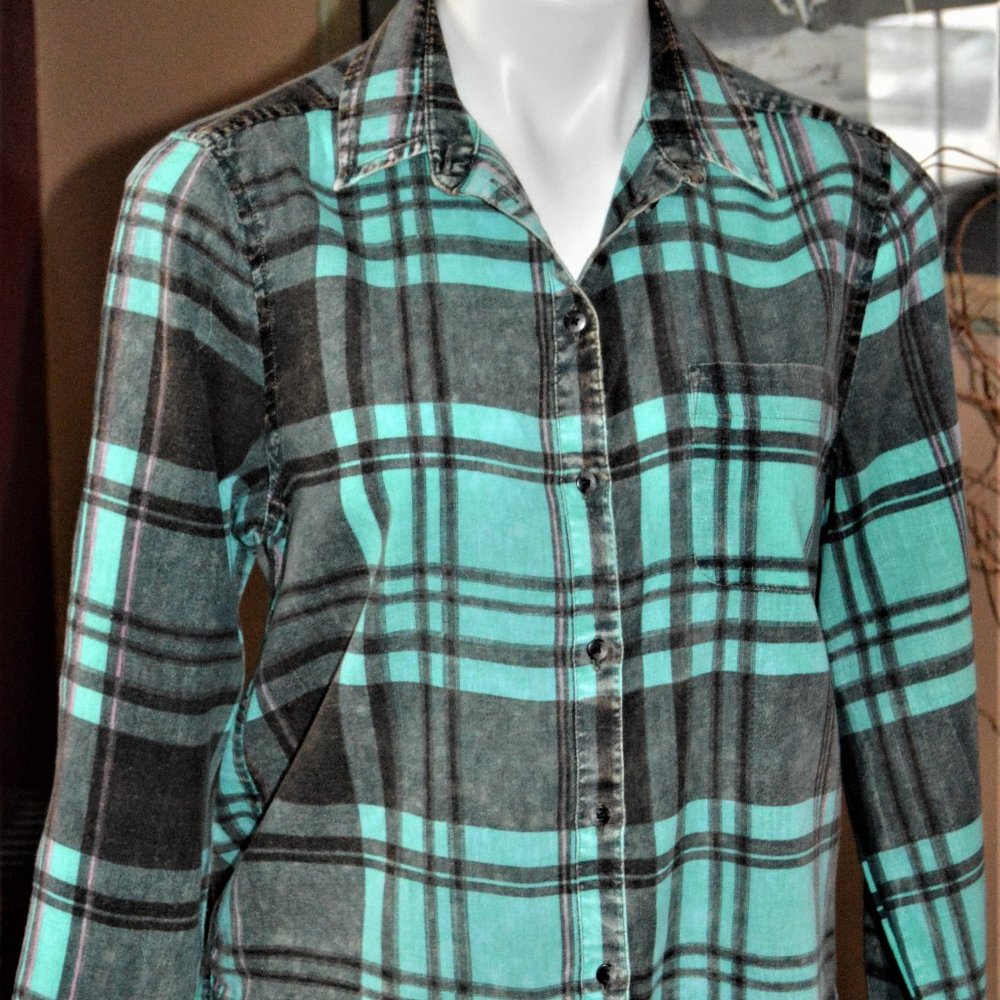 AMERICAN EAGLE WOMEN'S S TOP PLAID DISTRESSED AQUA & BLACK